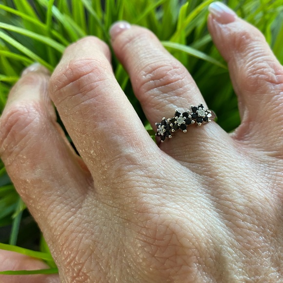 Beautiful Sterling Silver Ring - Picture 2 of 4